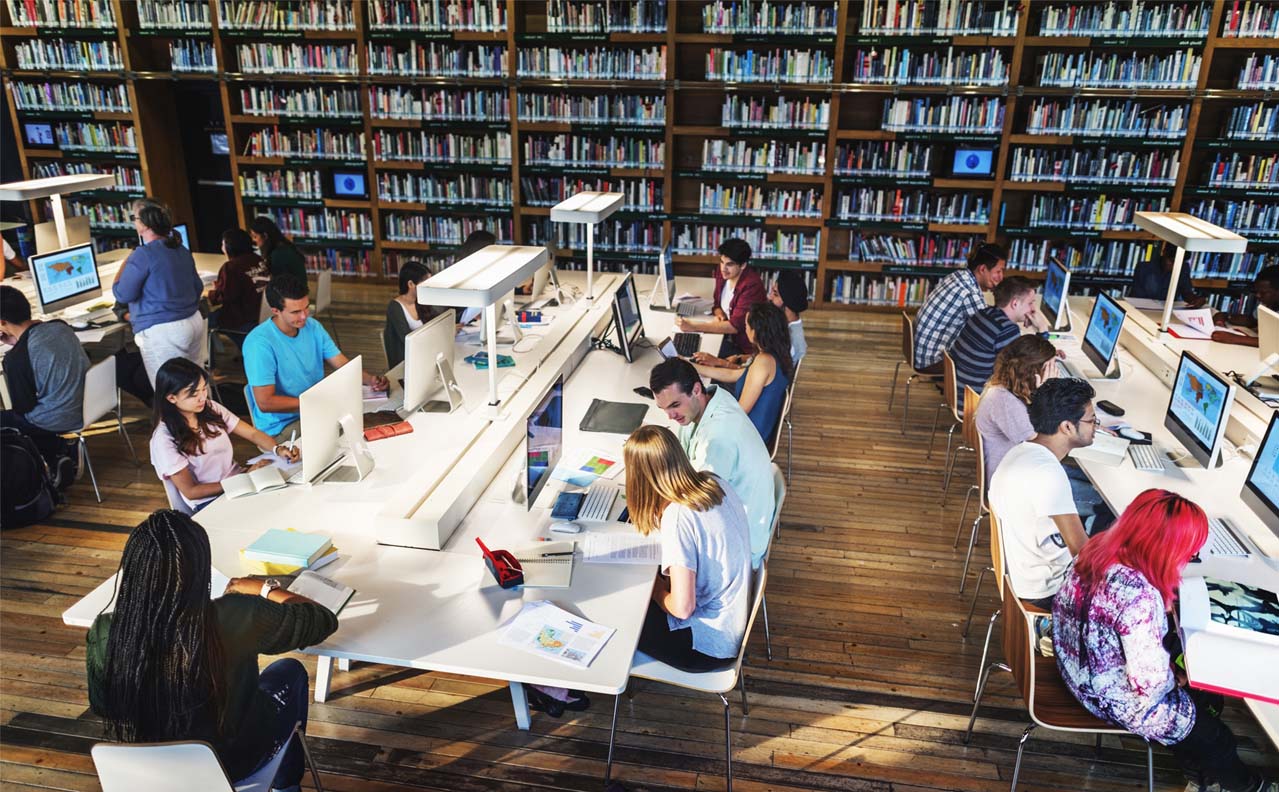 Foto Studierende an digitalen Arbeitsplätzen in Uni-Bibliothek