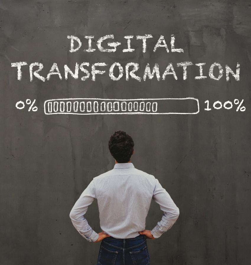 Kurstitelbild: Ein Mann in weißem Hemd steht mit dem Rücken zum Betrachtenden und schaut sich die Kreideschrift „Digital Transformation“ an, darunter ein Ladebalken, der die 100% noch nicht erreicht hat.