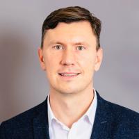 Portraitfoto von Prof. Dr. Nils Urbach