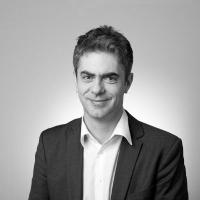 Portraitfoto von Prof. Dr. Tino Schuppan