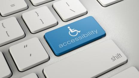Tastatur mit blaugekennzeichneter Taste auf der accessibility steht und ein Rollstuhlfahrer Icon abgebildet ist